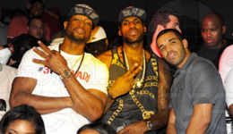 骑士詹皇亮相说唱舞台 德雷克携詹姆斯同台歌唱