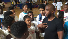 快船CP3赠予黑人儿童运动器材 保罗称十分钟爱高尔夫