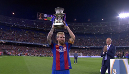 梅西以队长身份第一次捧起第12座西超冠军