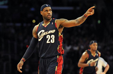 nba巨星时刻回顾 詹姆斯职业生涯三十球巅峰瞬间