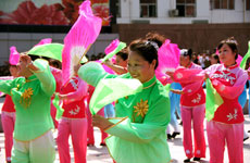 广场舞推荐我相信 视频演示