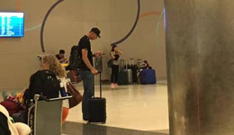 易建联现身洛杉矶机场 签约湖人或已不远