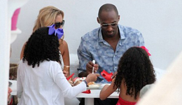 湖人名宿退役人气依旧火热 科比凶恶眼神吓退偷拍球迷