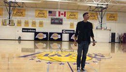 易建联晒在湖人训练馆照片 为自己加油打气