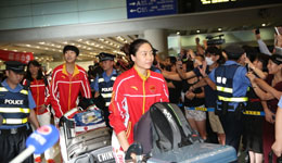 中国女排乘机凯旋回京 数千球迷热情接机