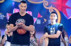 易建联携郭艾伦上节目 反弹投球险胜郭网红