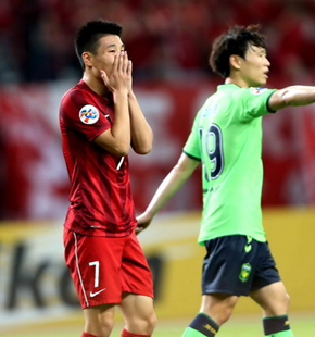 上港主场0-0憾平全北 武磊懊恼捂脸胡尔克看台观战