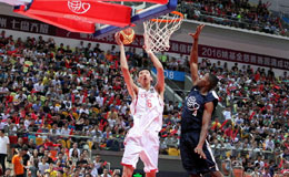 姚基金慈善赛中国胜美国 周琦内线上篮强打对手