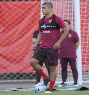 国足备战最后时刻 张玉宁归队参加合练