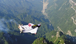 翼装飞行员直播发生惨剧 飞行中撞树网友被吓懵