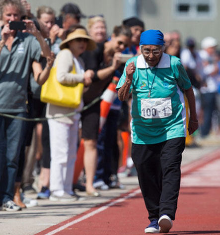 印度百岁老妇参加跑步运动会 驰骋赛场精神可嘉