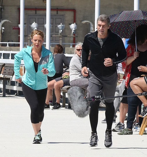 怀孕也要坚持跑步 准妈妈凯瑟琳慢跑享受运动