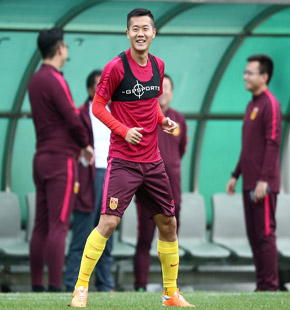 国足首尔备战12强赛训练 全程被球迷媒体观看