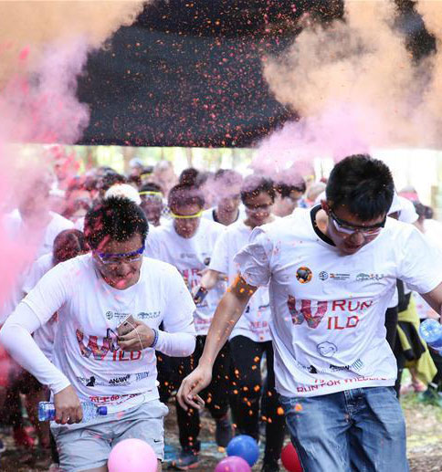 肯尼亚内罗毕举行彩色跑活动 共享粉末与激情