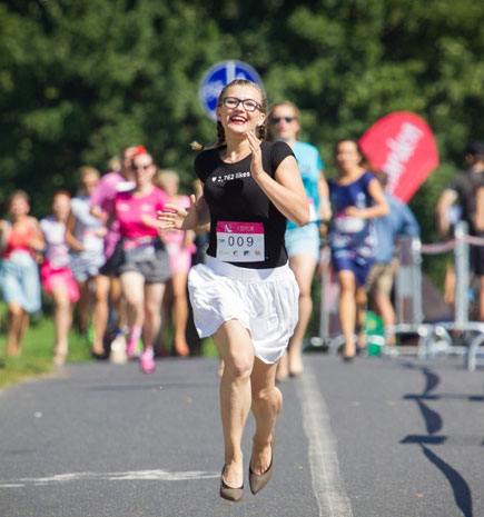 波兰另类跑步比赛 参赛者穿高跟鞋赛跑