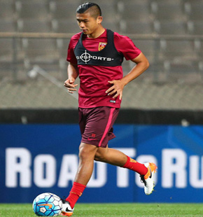 国足最后的踩场训练 众将积极认真一丝不苟