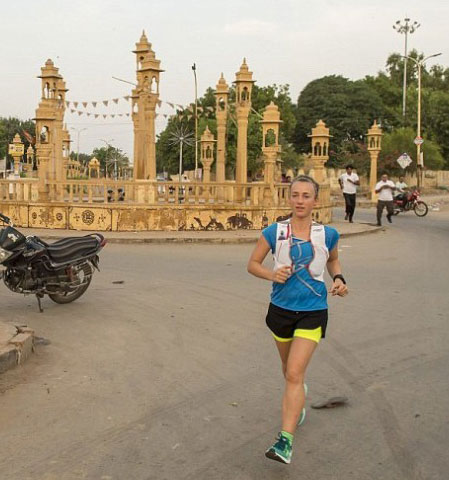 女律师为公益横穿印度 七十七天跑三千八百公里