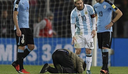 世预赛梅西再次遭球迷膜拜