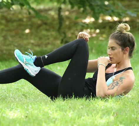 ÃÀÅ®¸èÊÖ׎ôÉíºÚÒÂÅܲ½ ÂüÃîÉí²Ä¾¡ÏÔÐÔ¸ÐÌå̬