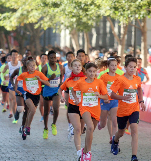 哈尔滨国际马拉松 美女跑者穿婚纱开跑