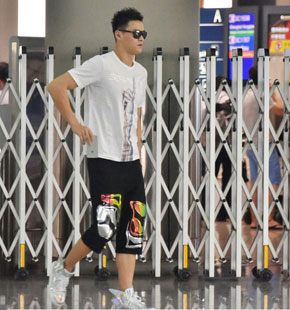 孙杨现身机场潮范儿十足 戴墨镜潇洒前行