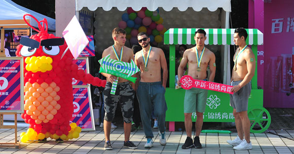 成都女子半程马拉松甜美开跑 现场粉红少女心爆棚