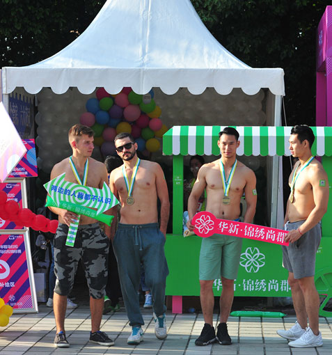 成都女子半程马拉松甜美开跑 现场粉红少女心爆棚