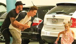 贝克汉姆儿子晒照片 小七偷拿手机自拍