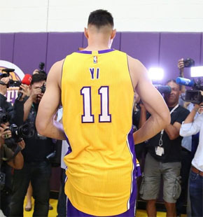 易建联湖人训练馆首次亮相 心情大好秀肌肉遭记者团团包围