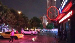 广场舞大妈扰民 居民水枪大战广场舞大妈