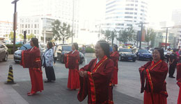 广场舞大妈穿越千年 跳汉服广场舞