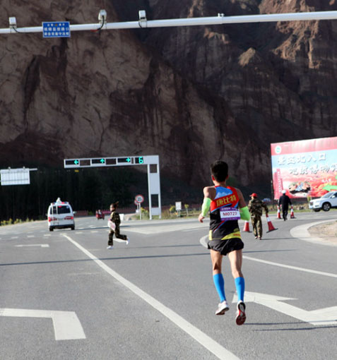 张景霞再获马拉松女子组冠军 生态马拉松张掖临泽站起跑