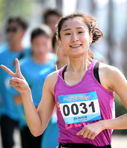 安徽亳州举行迷你马拉松赛 男女老少欢乐开跑