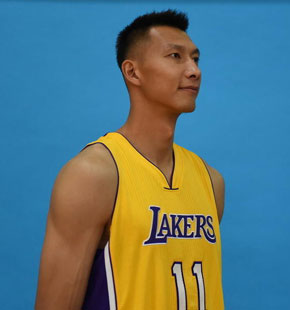 易建联穿湖人球衣拍写真 易建联表情坚定信心满满