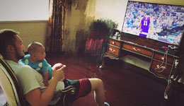 易建联签约湖人 男篮国手睢苒玩2K操作阿联