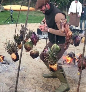 贝克汉姆妻子与儿子非洲做慈善 小贝却在家里玩嗨