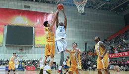 2016-17CBA季前赛乱象 记者无座球迷球馆内吸烟