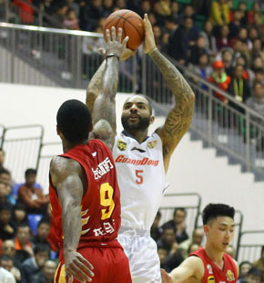 2016-17CBA季前赛广东胜吉林 布泽尔直面防守跳投