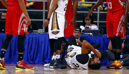 鹈鹕浓眉哥季前赛伤退 哈登搀扶浓眉哥下场