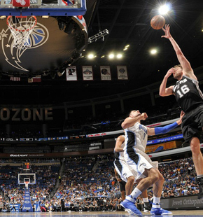 马刺季前赛小胜魔术 马刺加索尔获14分5篮板