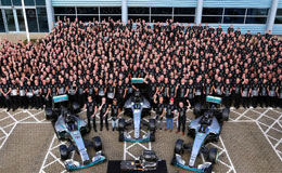 梅赛德斯奔驰庆祝胜利 F1车队三连冠伟业