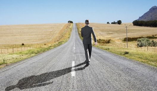 倒着走路有什么好处 伏案工作者倒行有益