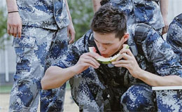 孙杨上演现实版吃瓜群众 孙杨体验军营生活