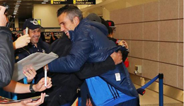 范大将军回归曼市 红魔曼联机场热情接待