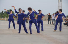 动动广场舞舞蹈视频 给我一个吻舞曲推荐