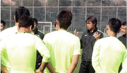 杭州绿城降级洪明甫被嘲讽 韩国球迷称他是D级教练