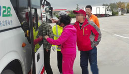 广场舞大妈又闯祸 在高速路上调广场舞