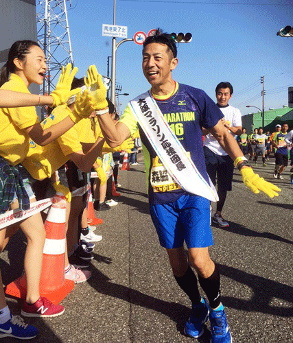 大阪马拉松赛温暖回顾 比赛氛围温情服务周到