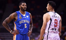 八冠王主场胜卫冕冠军 易建联史密斯同场竞技