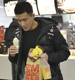 辽宁男篮最新消息 凯旋而归郭少手拿甜筒